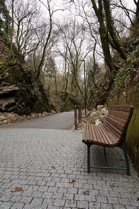 Detail práce remeselníka na starom dome