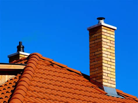 Remeselník pracujúci na murovanom komíne