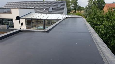 detail pokladania EPDM fólie na strechu