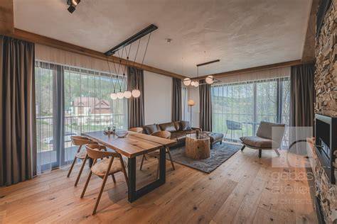 Interiér apartmánu s moderným nábytkom a výhľadom