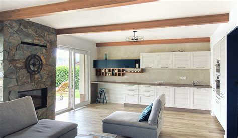 Interiér zrekonštruovaného rodinného domu s prvkami vidieckeho štýlu