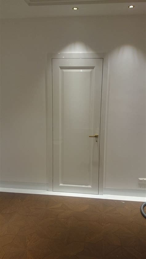 Moderné biele interiérové dvere v minimalistickom interiéri