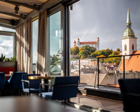 Ilustračná fotografia nábrežia Dunaja v Bratislave s výhľadom na moderné budovy