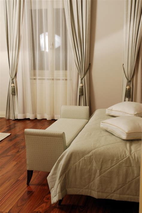 Vizualizácia interiéru hotelovej izby s použitím prírodných materiálov