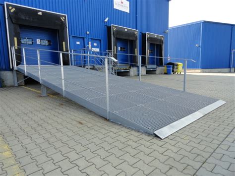 Ilustrácia nakladacej rampy pri skladovej hale