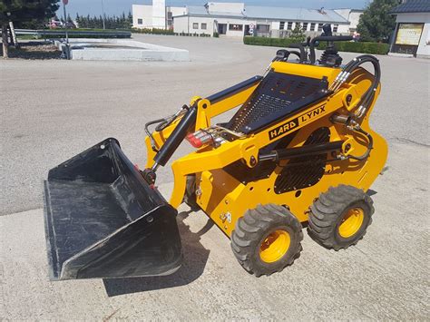 Šmykom riadený nakladač v akcii