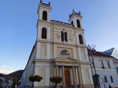 Pohľad na fasádu Domu kultúry v Banskej Bystrici