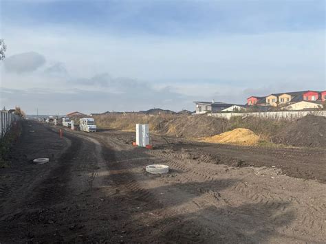 Ilustračná fotografia rovinatého pozemku s prístupovou cestou