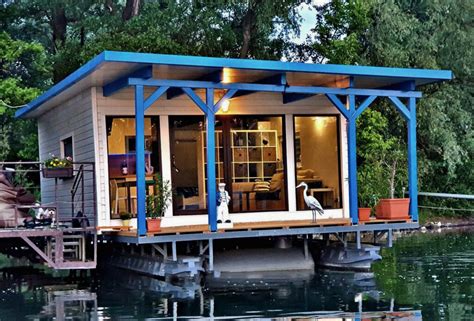 Fotografia plávajúceho domu na rieke Dunaj