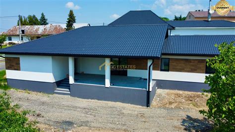 Moderný bungalov s vonkajšími roletami
