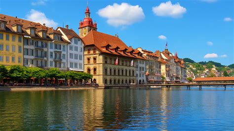 Panoráma historického centra s panelákmi v pozadí