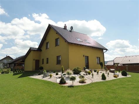 starý rodinný dom s detailmi z rôznych generácií