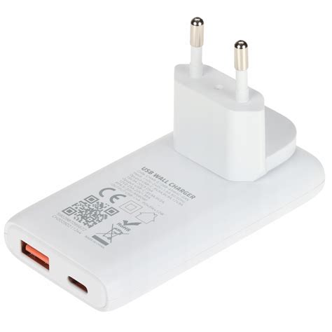 Ilustrácia USB nabíjačky pripojenej do 12V automobilovej zásuvky