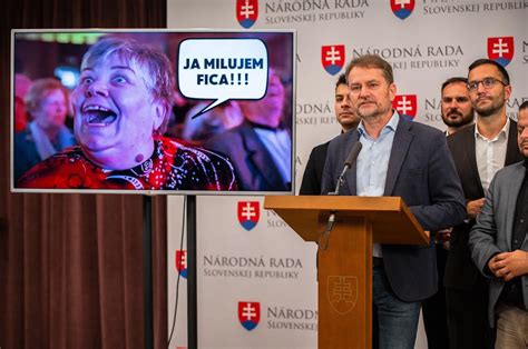 Mladí ľudia plánujúci budúcnosť v Rakúsku