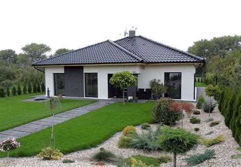 biely bungalov s čiernymi oknami