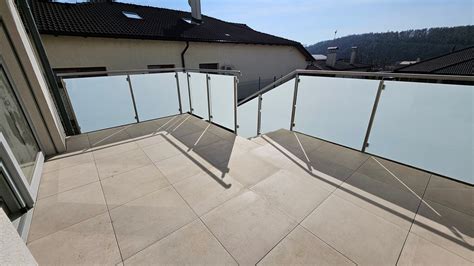 Detail kovového zábradlia so sklom