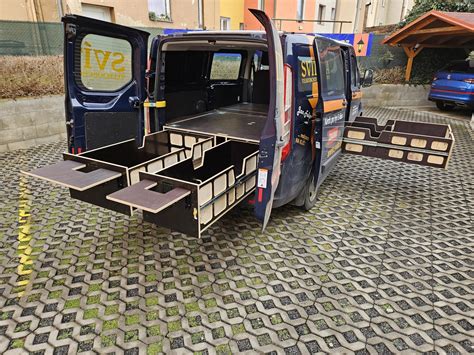 Schematické znázornenie interiéru 9-miestnej dodávky s rôznym usporiadaním sedadiel