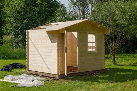 ilustračný obrázok malej drevenej záhradnej chatky