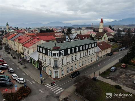 Ulica v centre Liptovského Mikuláša s obchodnými prevádzkami