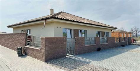 Bočný pohľad na dvojdom po rekonštrukcii s upraveným terénom