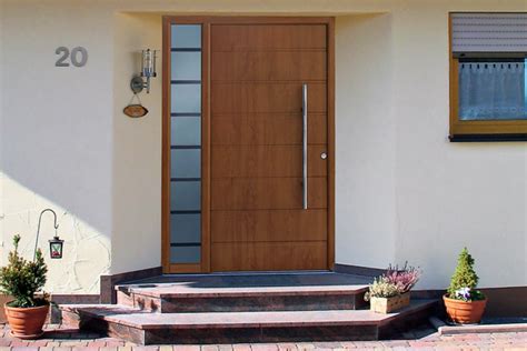 vchodové dvere s povrchovou úpravou imitujúcou staré drevo