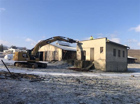 Fotografia robotníkov vykonávajúcich búracie práce v kúpeľni