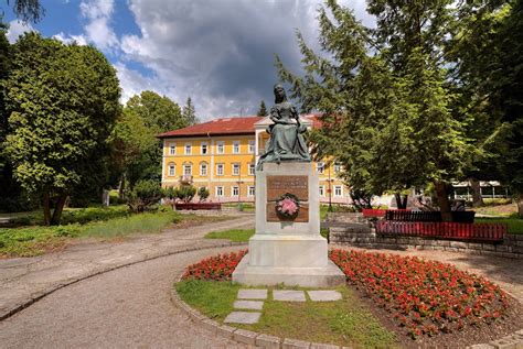 Fotografia kúpeľného parku v Bardejovských Kúpeľoch s promenádou