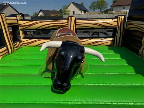 mechanický býk v akcii