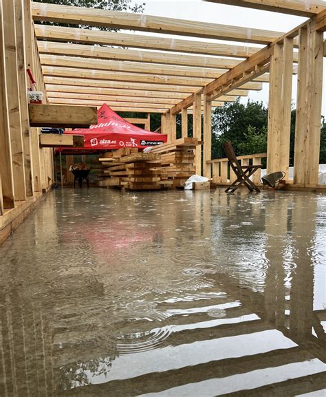 Ilustračná fotografia mladého páru plánujúceho bývanie