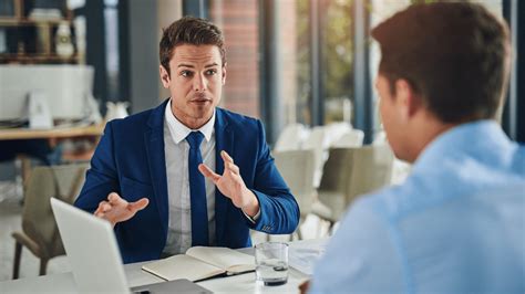 Ilustrácia finančného poradcu pri práci s klientom