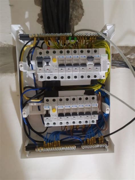 Ilustrácia moderného dátového rozvádzača s pripojenými káblami