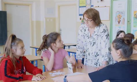Učiteľ diskutuje so žiakmi
