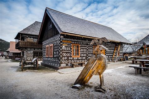 Typická zrubová ľudová architektúra v osade Ráztoka