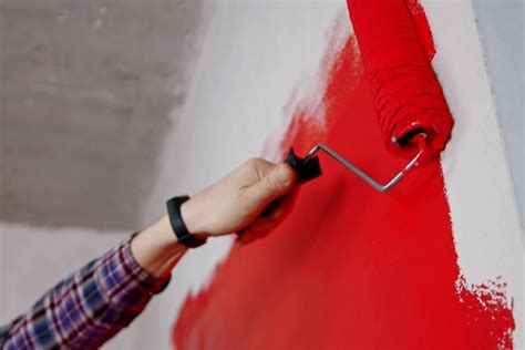 Ilustrácia interiérových úprav ako maľovanie stien a výmena podlahy