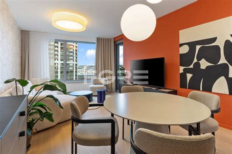 štýlovo zariadený obývací priestor pripravený na obhliadku