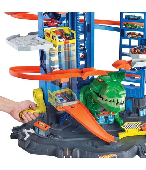 Detailný záber na motorizovaný výťah v Hot Wheels Mega Garáži