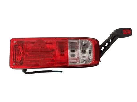 Symbolické zobrazenie digitálnej brány s varovným trojuholníkom