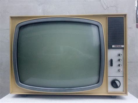 starý televízor s čiernobielou obrazovkou