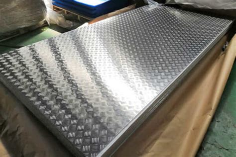 Ilustračný obrázok eloxovaného hliníkového plechu s rôznymi povrchovými úpravami