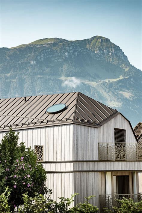 Fotografia modernej budovy s eloxovanou hliníkovou strešnou krytinou