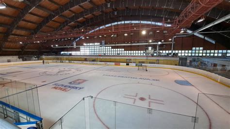 Moderný zimný štadión s ľadovou plochou a tribúnami