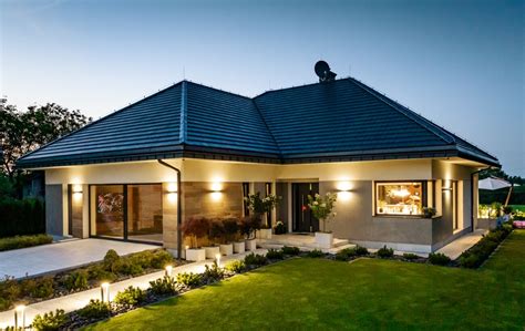 Moderný dom s antracitovými oknami a sivou fasádou