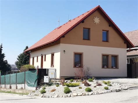 Dom s červenou strechou a krémovou fasádou