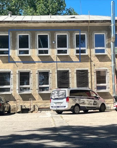 Pohľad na fasádu objektu s kombináciou administratívnych a obytných prvkov