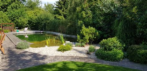 Ukážka záhrady s použitím lámaného kameňa ako mulčovacieho materiálu