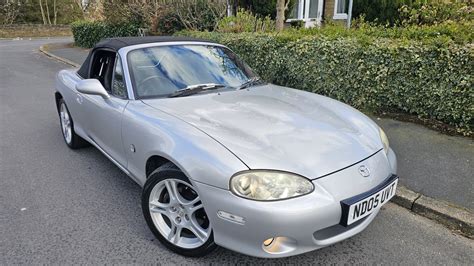 Mazda MX-5 s otvorenou plátennou strechou