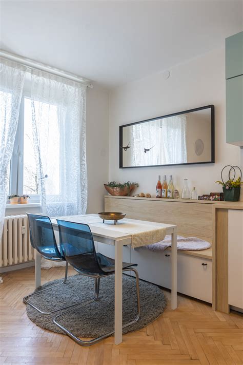 Interiér moderne zariadeného dvojizbového bytu s kuchynským kútom