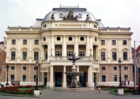 Historická budova počas rekonštrukcie s lešením