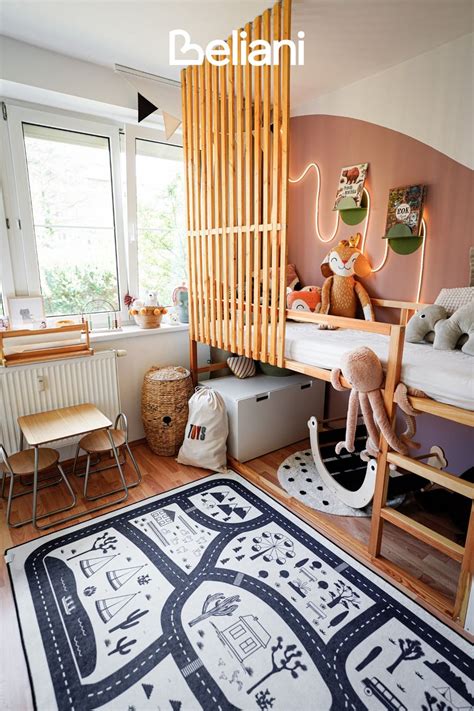 Ilustrácia študentky pracujúcej na notebooku v zariadenej izbe