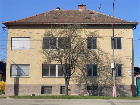 Fasáda bytového domu v centre mesta